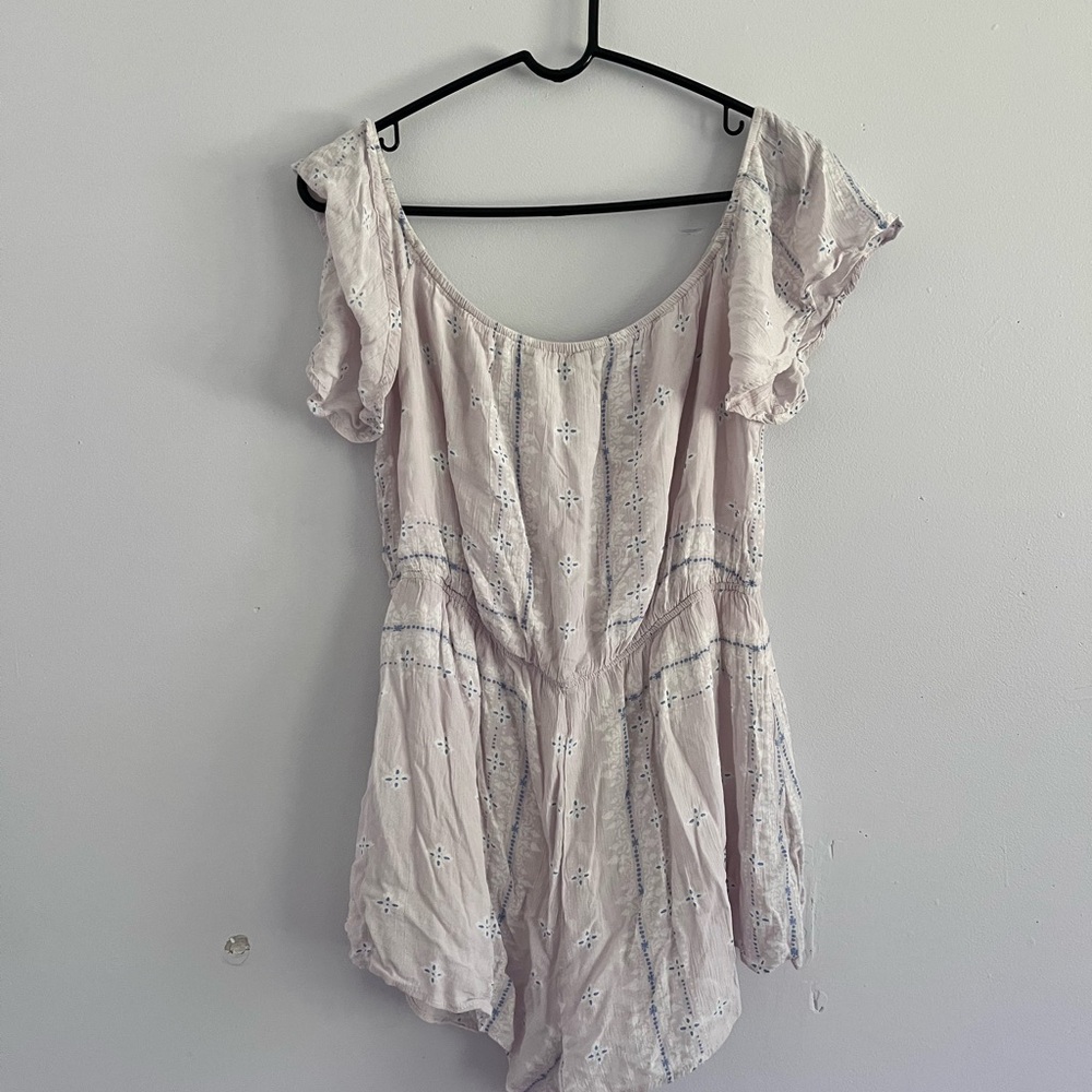 Tobi Tan and White Ruffled Flutter Sleeve Blouse